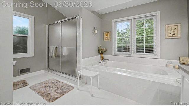 1085 Bloomview Circle, Rochester, MI 48307
