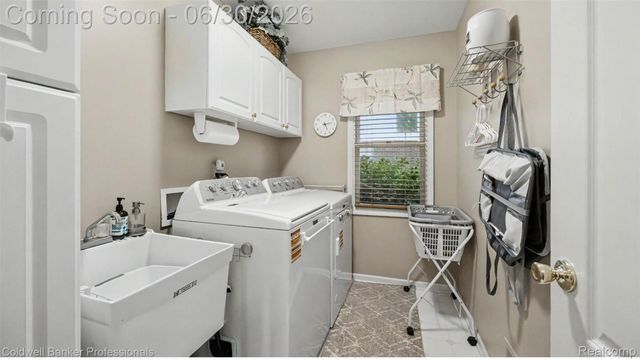 1085 Bloomview Circle, Rochester, MI 48307
