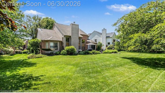 1085 Bloomview Circle, Rochester, MI 48307