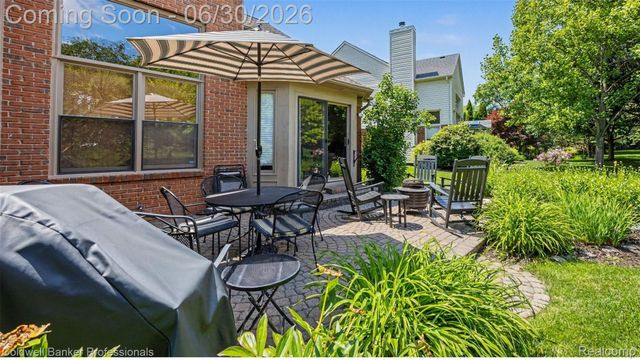 1085 Bloomview Circle, Rochester, MI 48307