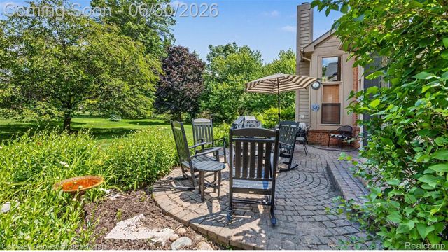 1085 Bloomview Circle, Rochester, MI 48307
