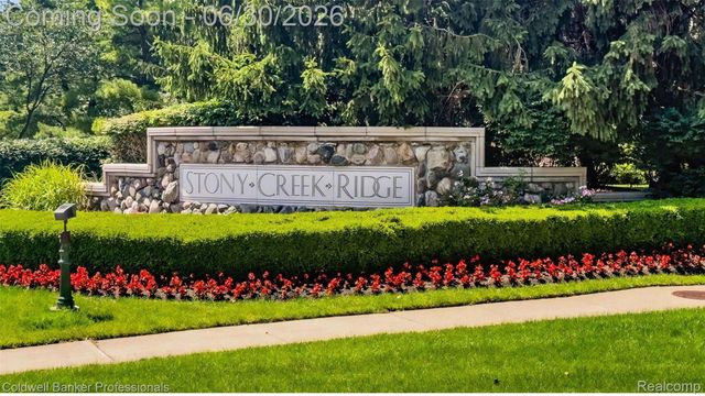 1085 Bloomview Circle, Rochester, MI 48307