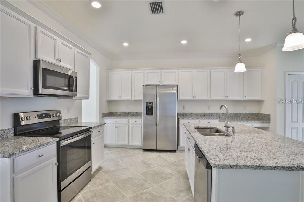 Image 5 of property listing at 11424 SWEETGRASS DRIVE, Bradenton, FL 34212