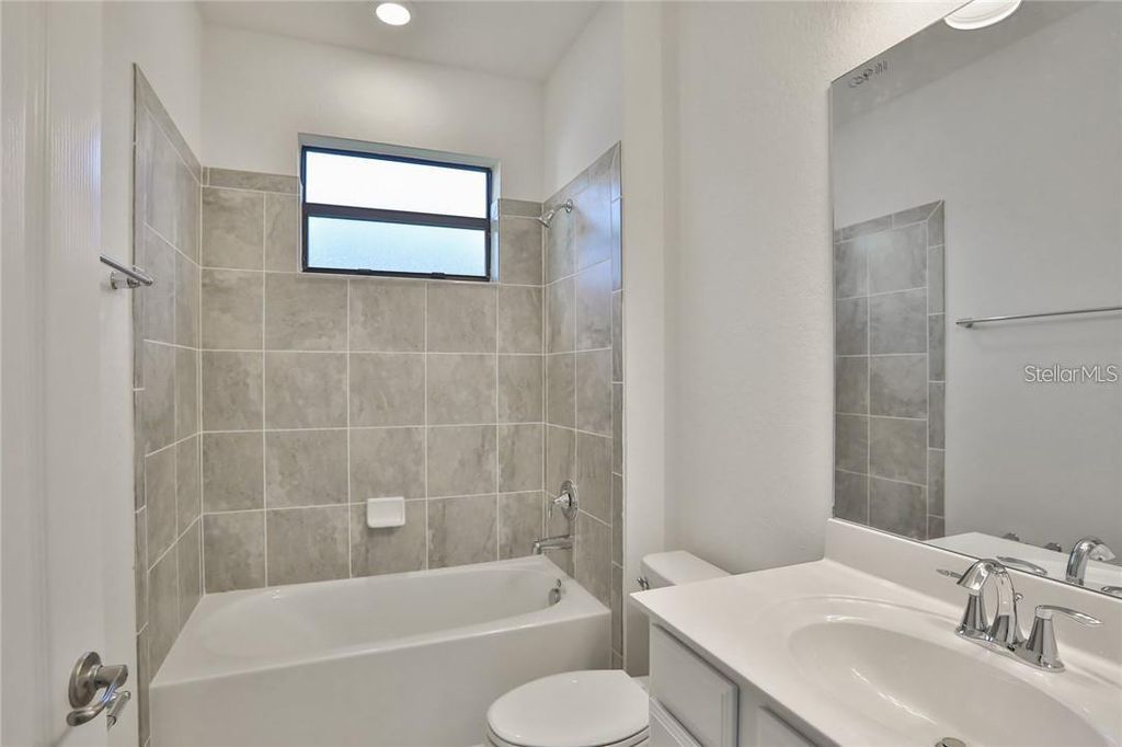 Image 8 of property listing at 11424 SWEETGRASS DRIVE, Bradenton, FL 34212