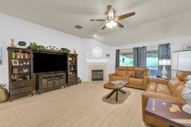 203 Green Isle Avenue, Dickinson, TX 77539