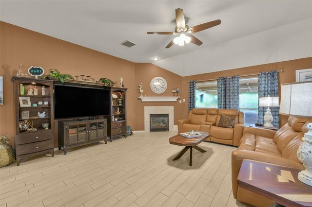203 Green Isle Avenue, Dickinson, TX 77539