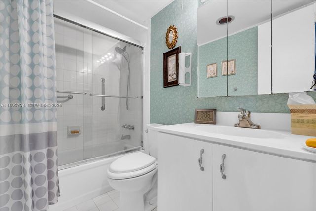 1400 Saint Charles Place L4, Pembroke Pines, FL 33026