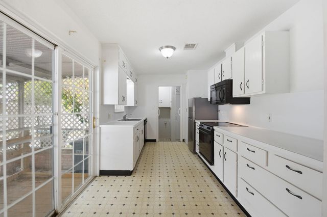 304 Baker Drive, Tomball, TX 77375