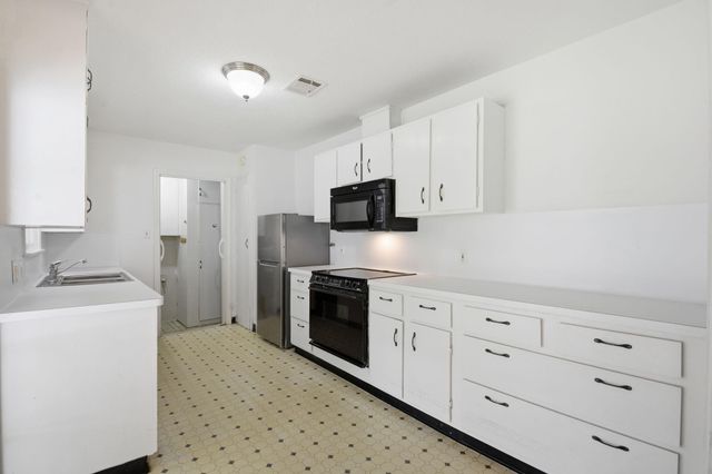 304 Baker Drive, Tomball, TX 77375