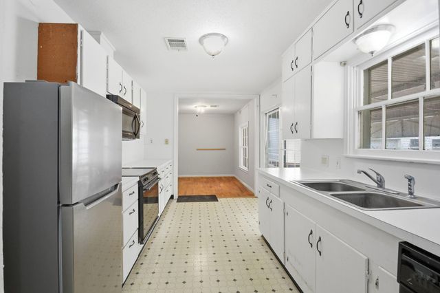 304 Baker Drive, Tomball, TX 77375