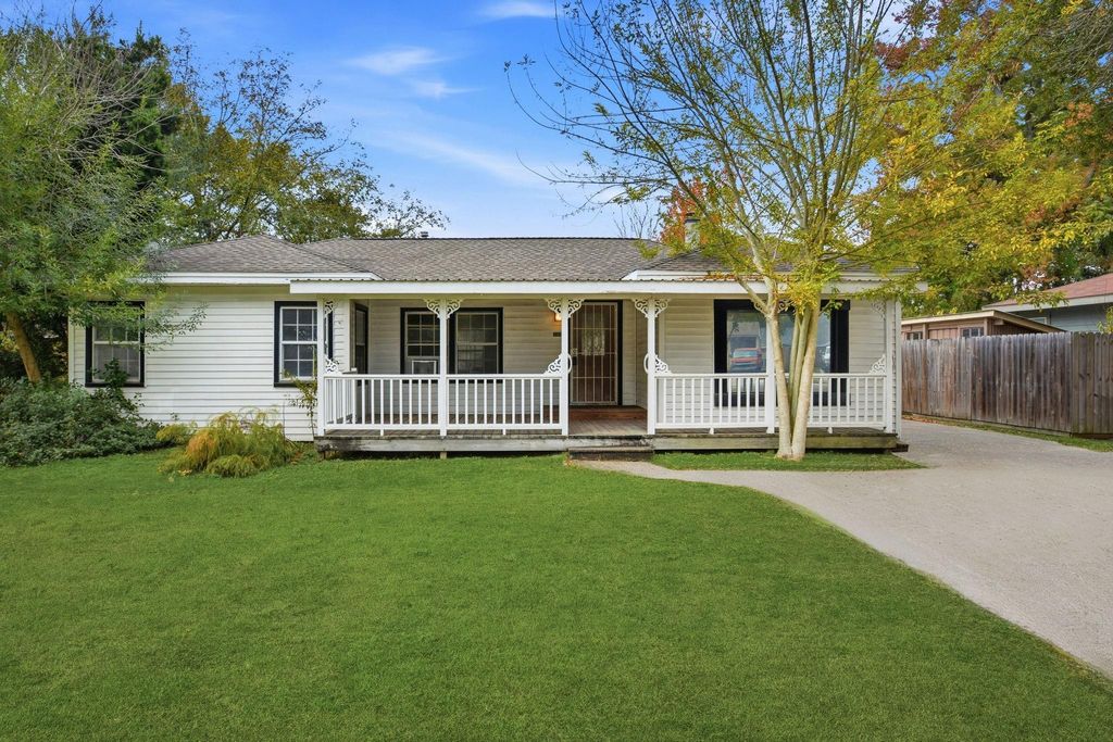 304 Baker Drive, Tomball, TX 77375