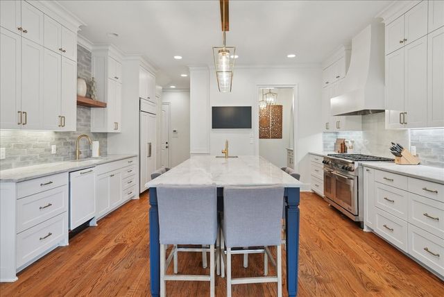 6807 Lupton Drive, Dallas, TX 75225