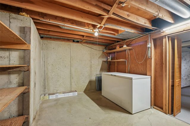 1200 W Clinton Avenue, Indianola, IA 50125