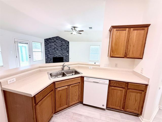 206 Sunshadow DR, Lockhart, TX 78644