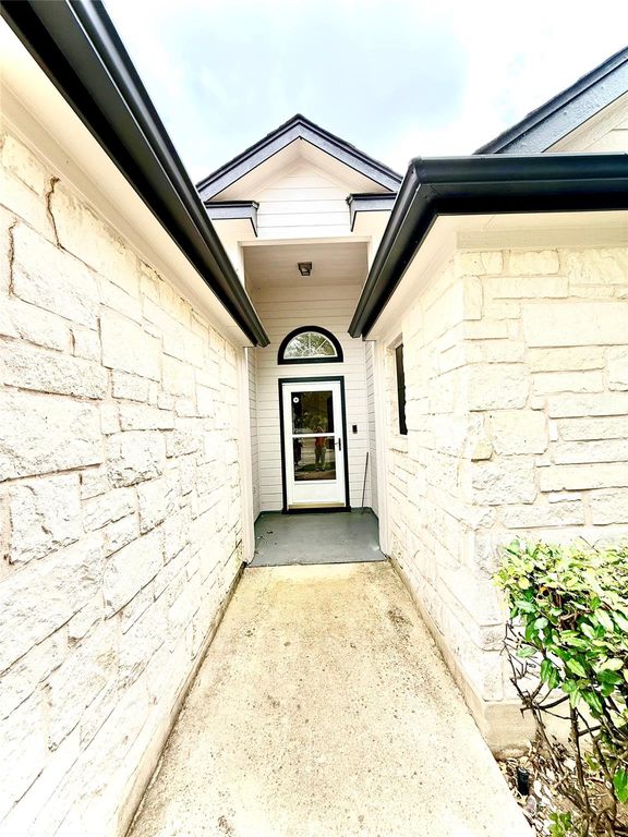 206 Sunshadow DR, Lockhart, TX 78644