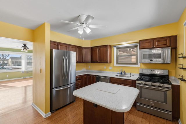 7200 W Grantosa DRIVE, Milwaukee, WI 53218