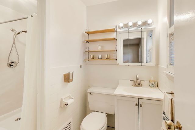 400 Landmeier Road, Elk Grove Village, IL 60007