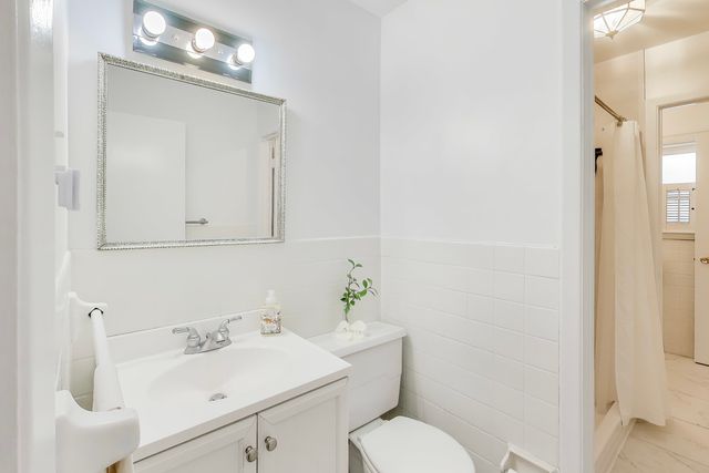 400 Landmeier Road, Elk Grove Village, IL 60007