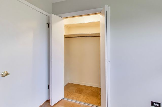 400 Landmeier Road, Elk Grove Village, IL 60007