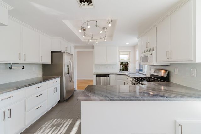 4 Marina Blue Ct, Sacramento, CA 95831