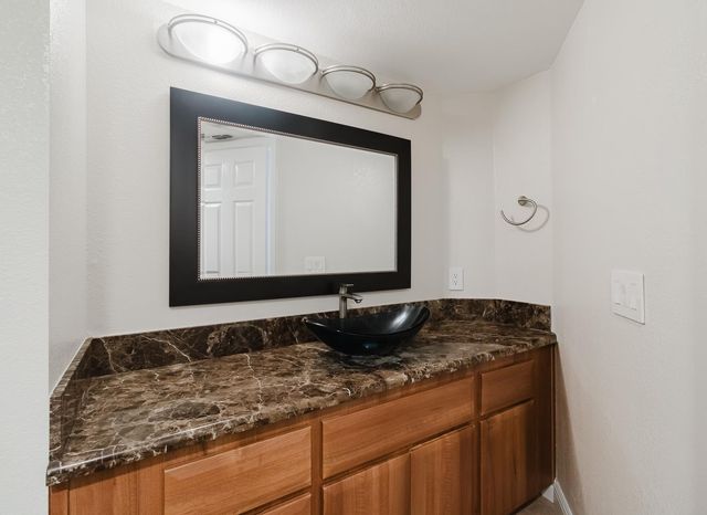 4 Marina Blue Ct, Sacramento, CA 95831