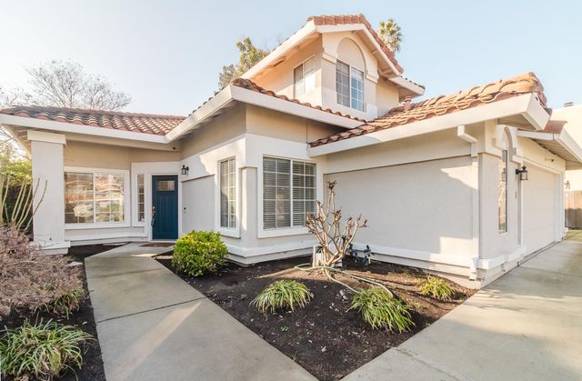 4 Marina Blue Ct, Sacramento, CA 95831