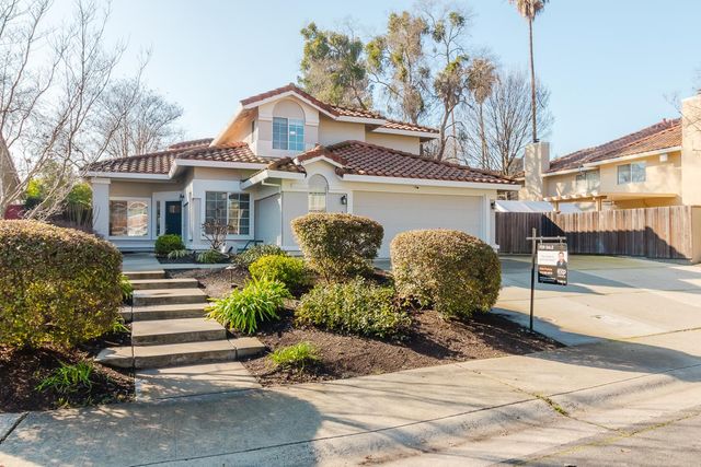 4 Marina Blue Ct, Sacramento, CA 95831