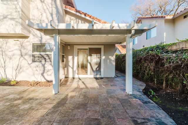 4 Marina Blue Ct, Sacramento, CA 95831