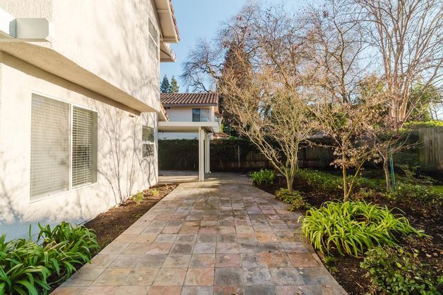 4 Marina Blue Ct, Sacramento, CA 95831