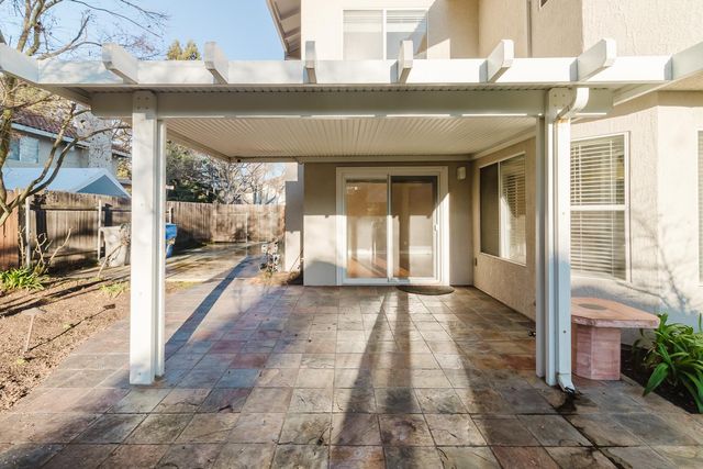 4 Marina Blue Ct, Sacramento, CA 95831