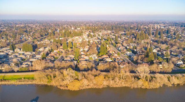 4 Marina Blue Ct, Sacramento, CA 95831