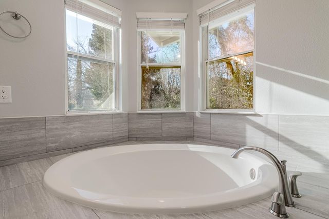 4 Marina Blue Ct, Sacramento, CA 95831