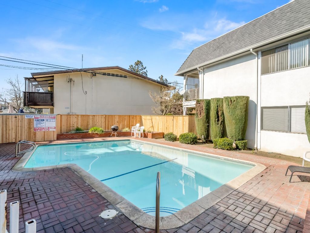 Image 4 of property listing at 5055 N Wishon Avenue A-FIK, Fresno, CA 93704