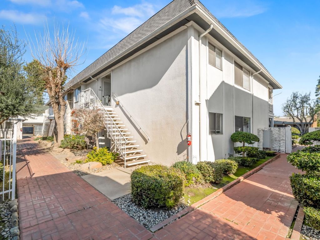 Image 5 of property listing at 5055 N Wishon Avenue A-FIK, Fresno, CA 93704