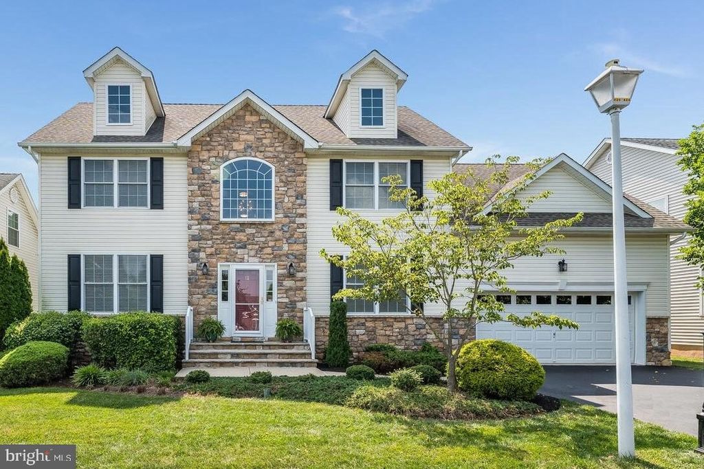 12 HIGGINS CT, Flemington, NJ 08822