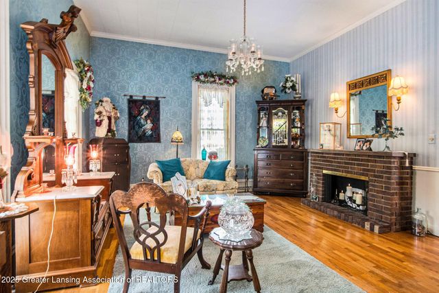 812 N Clinton Street, Grand Ledge, MI 48837