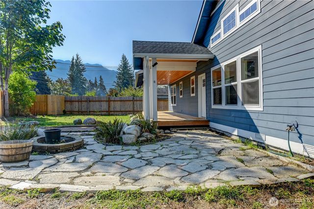 235 8th St, Gold Bar, WA 98251