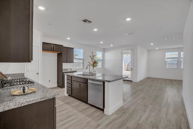 864 Loon St, Lathrop, CA 95330