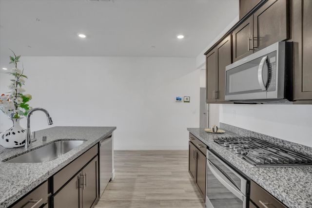 864 Loon St, Lathrop, CA 95330