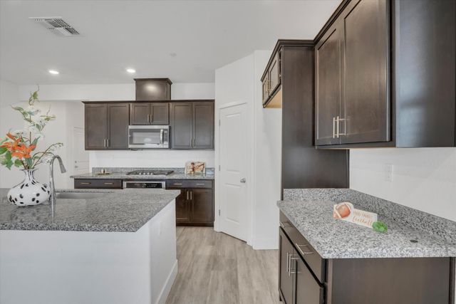 864 Loon St, Lathrop, CA 95330