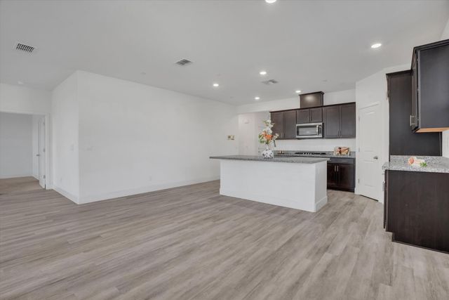 864 Loon St, Lathrop, CA 95330