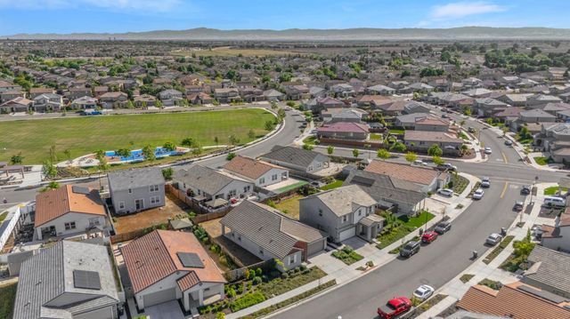 864 Loon St, Lathrop, CA 95330