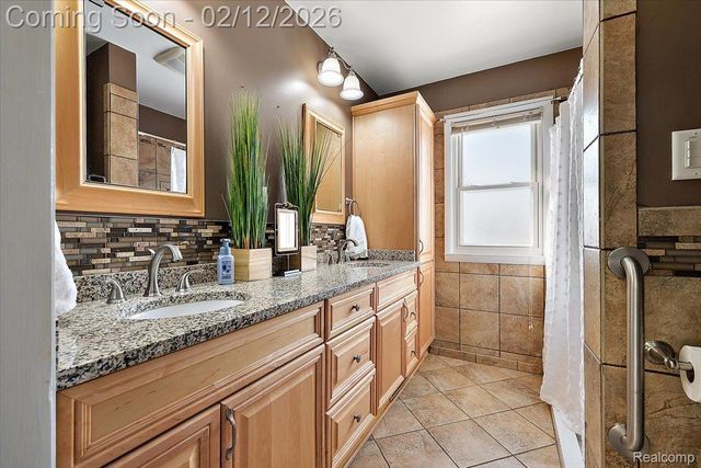 25651 S River Road, Harrison Charter Township, MI 48045