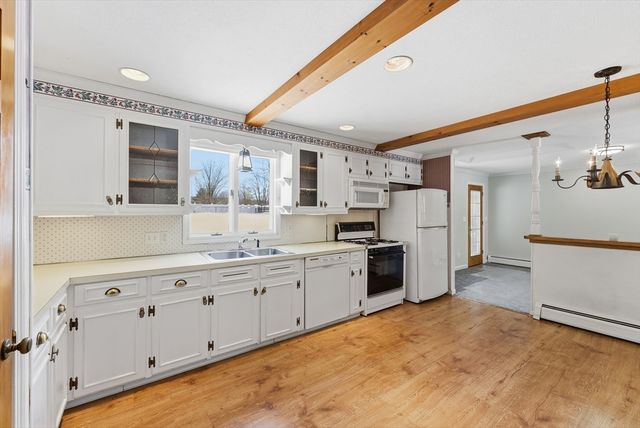 5 Northwood Dr, Wilbraham, MA 01095