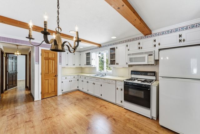 5 Northwood Dr, Wilbraham, MA 01095