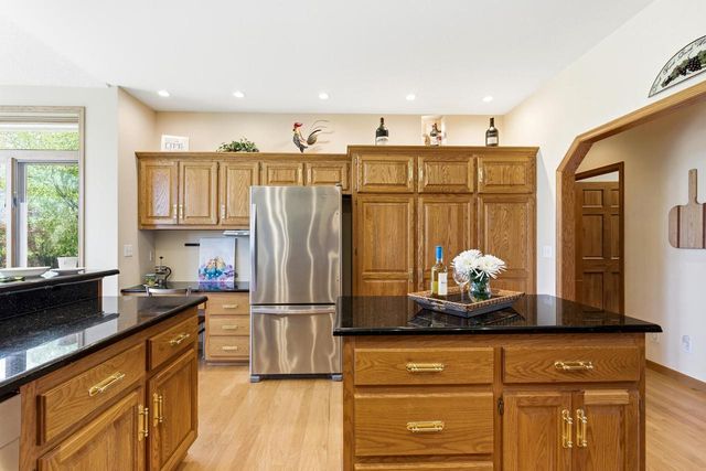 13230 Foxwood DRIVE, New Berlin, WI 53151
