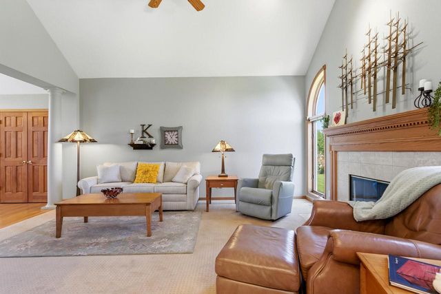 13230 Foxwood DRIVE, New Berlin, WI 53151