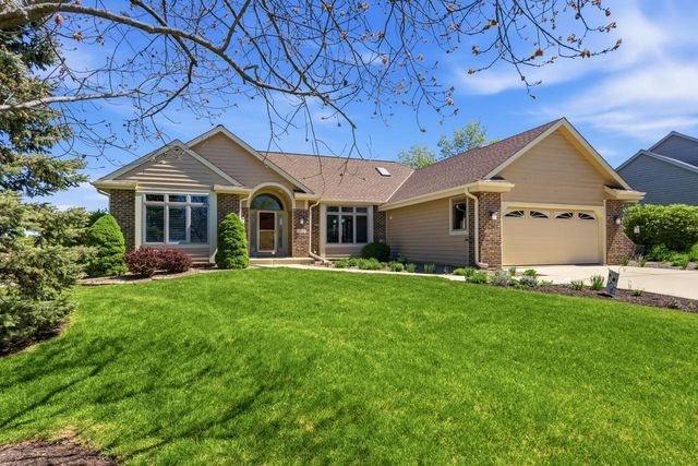 13230 Foxwood DRIVE, New Berlin, WI 53151