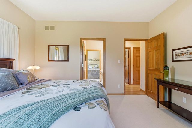 13230 Foxwood DRIVE, New Berlin, WI 53151
