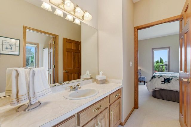 13230 Foxwood DRIVE, New Berlin, WI 53151
